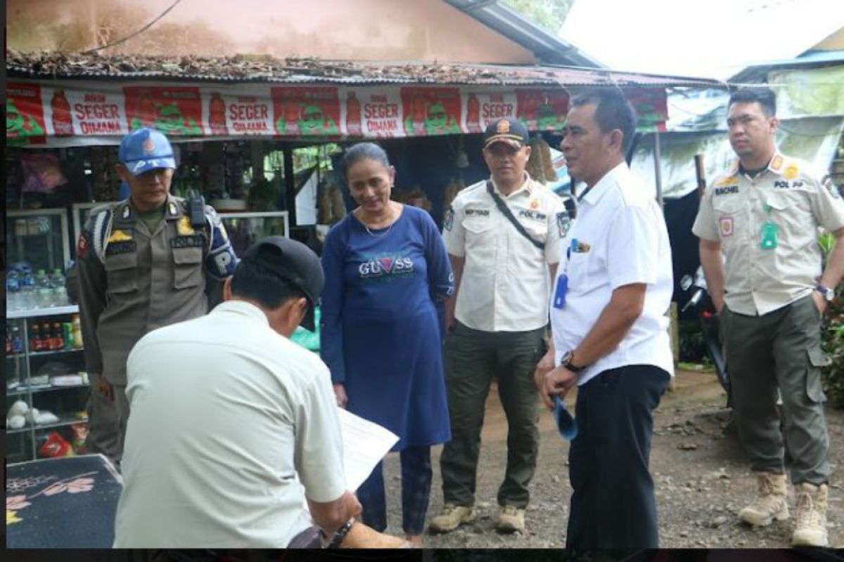 Dispar-Satpol PP Tanah Laut tegur pemilik warung belum lunasi retribusi