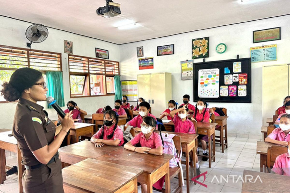 Jaksa edukasi pelajar terkait perundungan melalui dunia maya