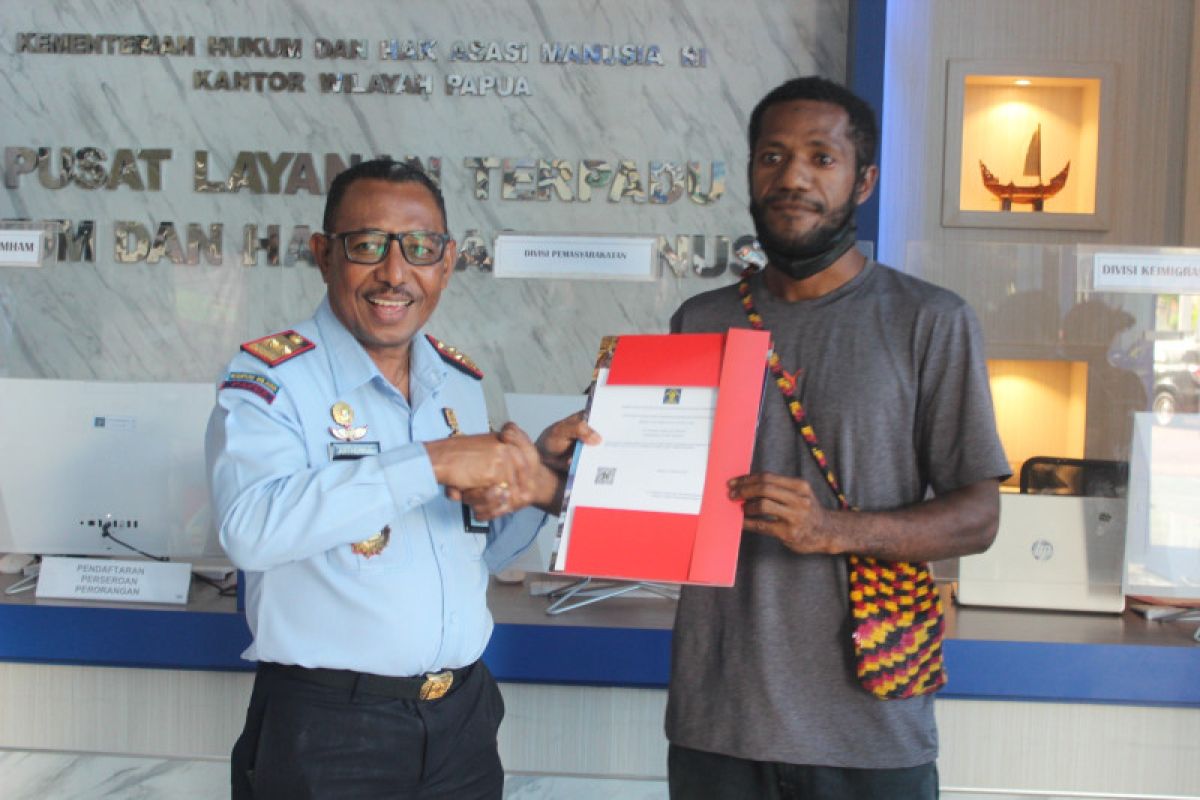 Kemenkumham Papua serahkan 10 sertifikat hak cipta kepada pelaku UMKM