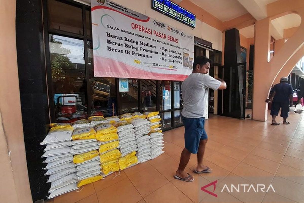 Perum Bulog gelontorkan 327 ton beras untuk operasi pasar di Banyumas