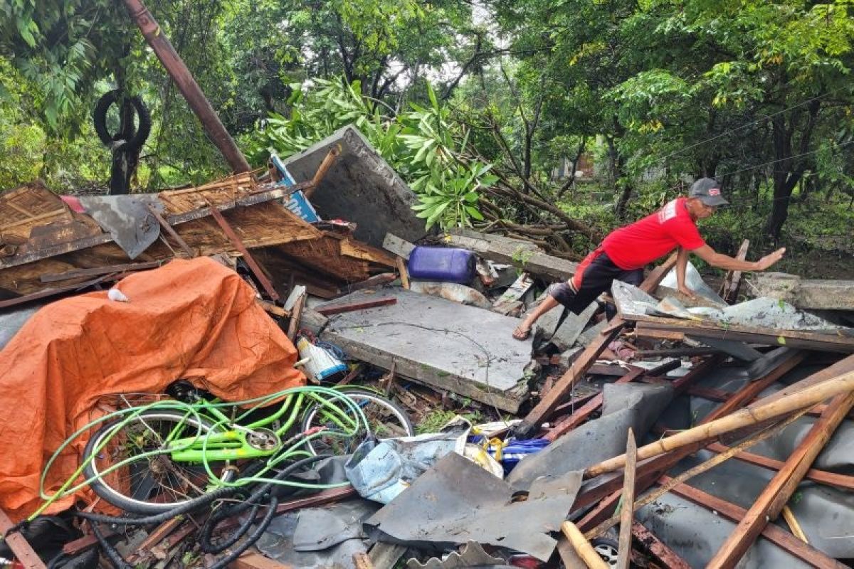 Sebuah bengkel ambruk di Situbondo akibatkan satu korban meninggal