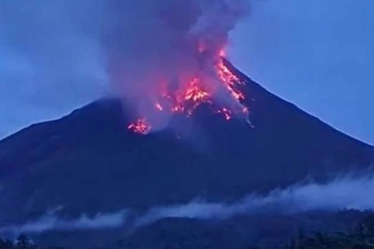 Aktivitas meningkat, Gunung Karangetang di Sulawesi Utara naik status ke level siaga