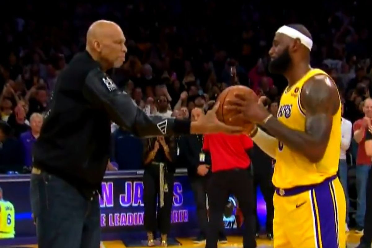 Pebasket LeBron James pecahkan rekor Kareem Abdul Jabbar sebagai pencetak poin tertinggi di dunia