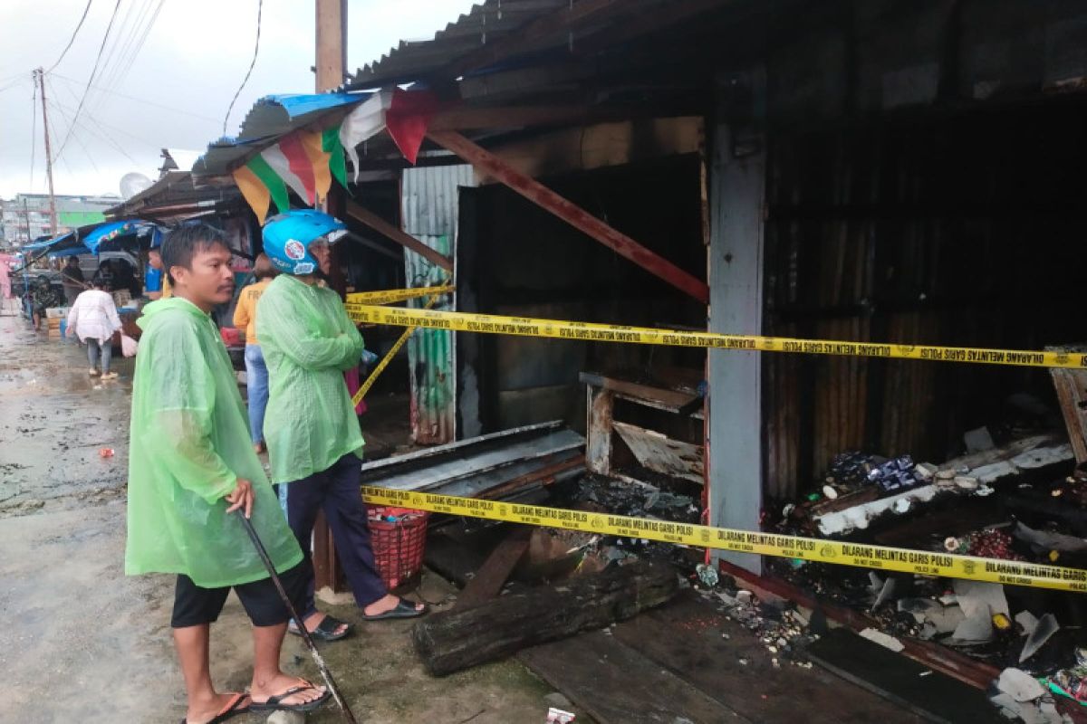 Polisi selidiki penyebab kebakaran tiga ruko di pasar Saumlaki.