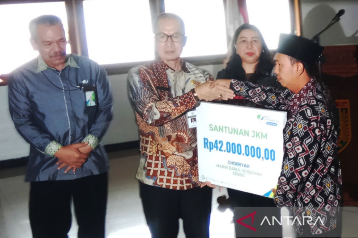 Bupati Kudus imbau guru swasta ikut program jaminan perlindungan ketenagakerjaan