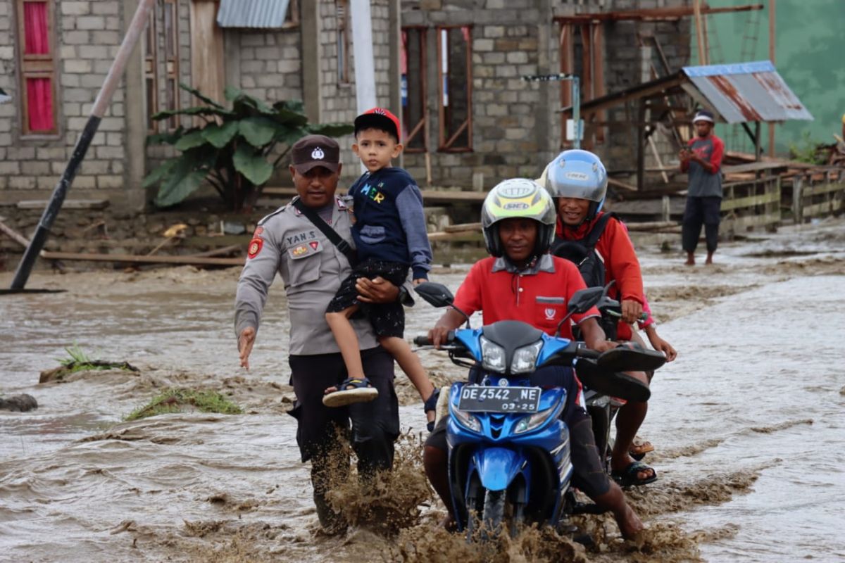 Polres SBB bantu warga terdampak banjir di Dusun Laala SBB Maluku