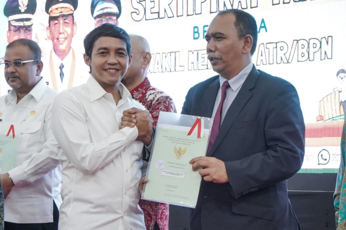 Wamen ATR/BPN serahkan sertipikat HKBP Tanjung Batu setelah 58 tahun