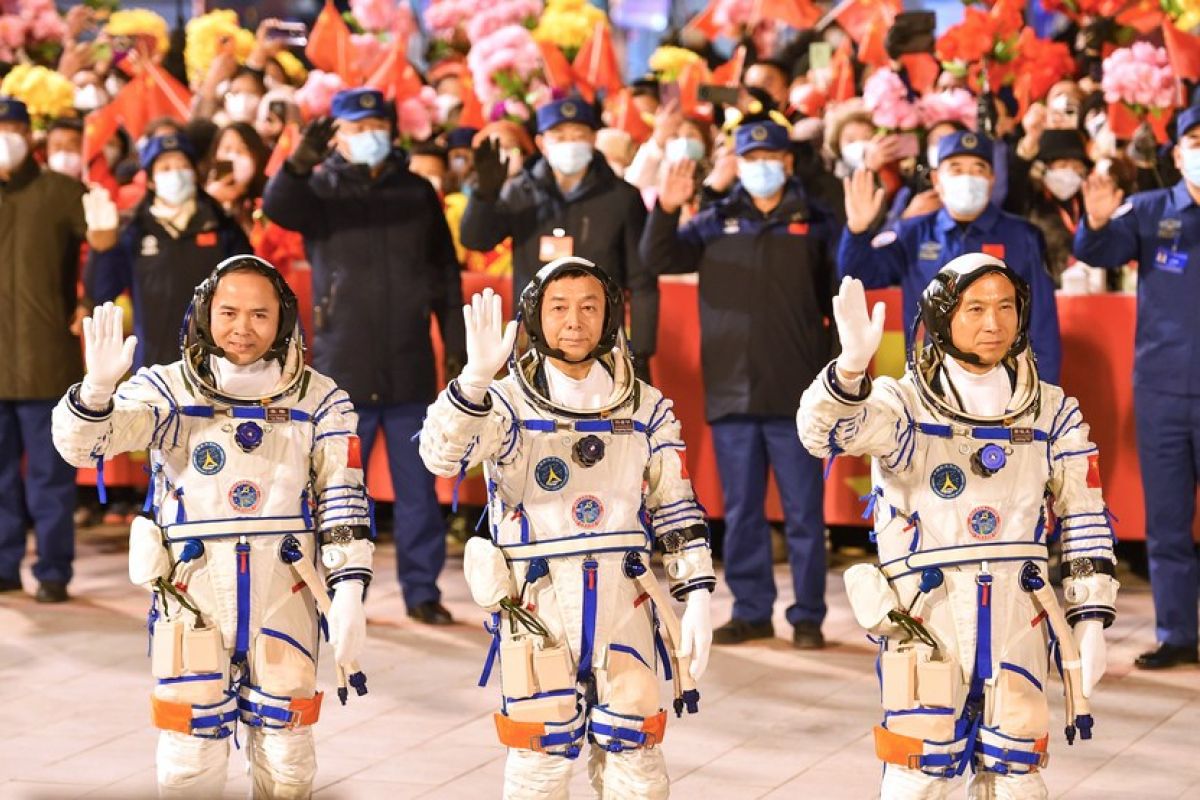 Tiga taikonaut Shenzhou-15 lakukan "spacewalk" pertama