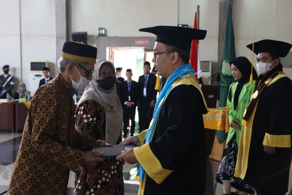 Orang tua gantikan mendiang anak wisuda UIN Walisongo