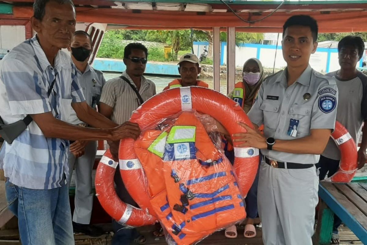 Jasa Raharja Banten Bantu Sarana dan Prasarana Keselamatan Penumpang Angkum Laut ke Paguyuban Wisata Bahari Serang