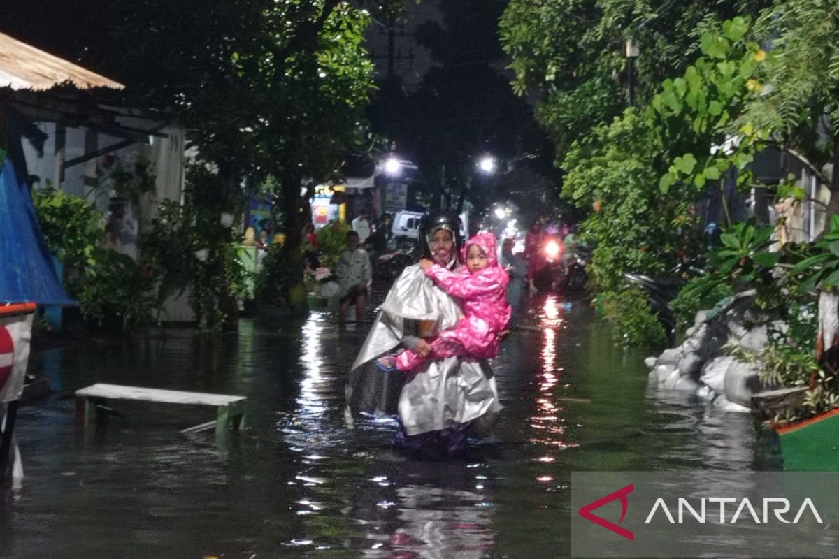 Pemadam kebakaran diterjunkan atasi banjir di perkampungan Petemon