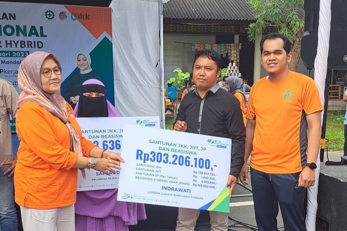 Kemenaker menyerahkan santunan BPJAMSOSTEK Rp596,8 juta di Lombok