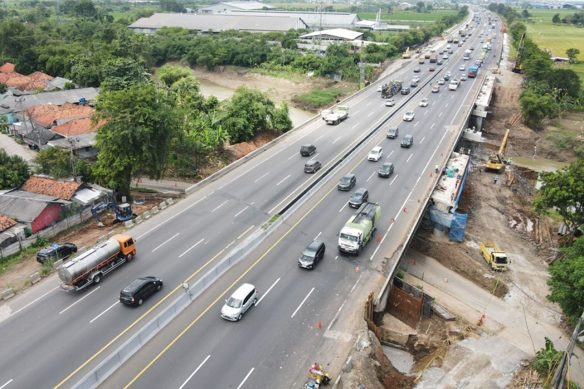 Petugas buka-tutup Tol Jakarta-Cikampek pada Kamis malam-Jumat pagi