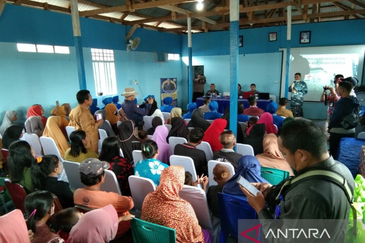 TNI AL Kendari mengedukasi masyarakat pesisir di Konawe cegah penyakit DBD