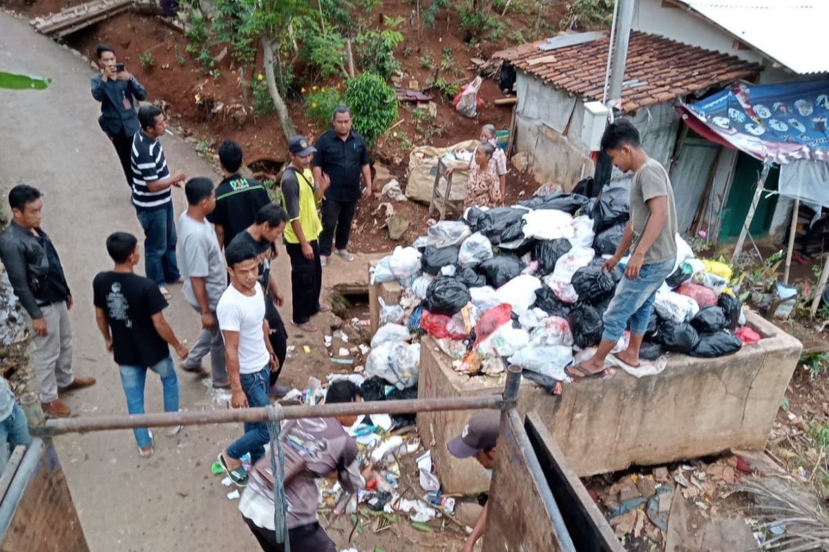 DLH Purwakarta imbau warga perkotaan buang sampah sesuai jadwal pengangkutan atasi penumpukan