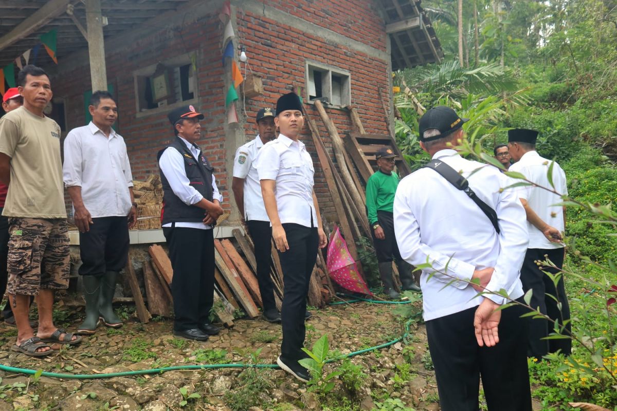 Pemkab Trenggalek pasang sabuk air di lokasi tanah gerak