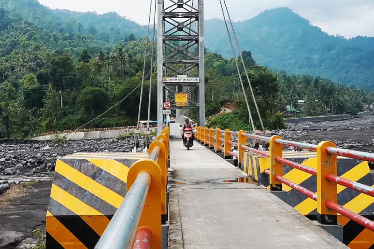 Satu tali sling jembatan gantung Kali Regoyo di Lumajang terputus