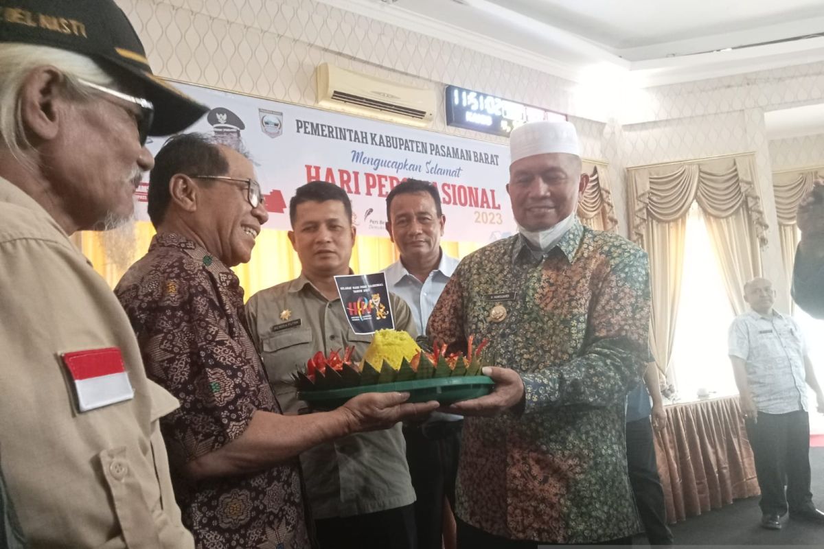 Pemkab Pasbar peringati HPN 2023 dengan pemotongan tumpeng bersama wartawan