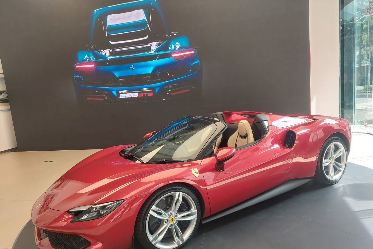 Ferrari hadirkan 296 GTS, mobil sport hybrid dengan atap terbuka