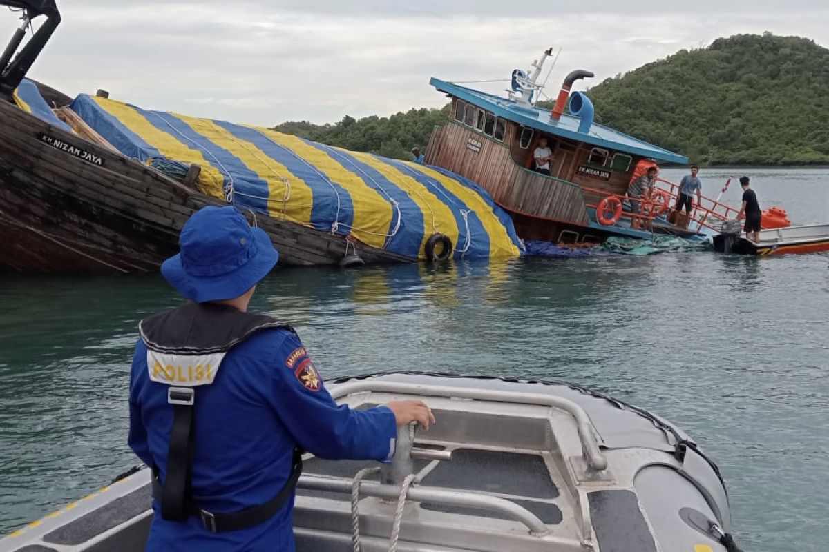 Polda Kepri bantu evakuasi kapal kandas di Belakangpadang