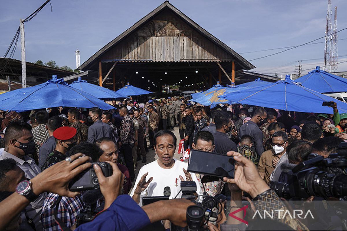 Jokowi ungkap strategi agar pasar tradisional bisa saingi pasar modern
