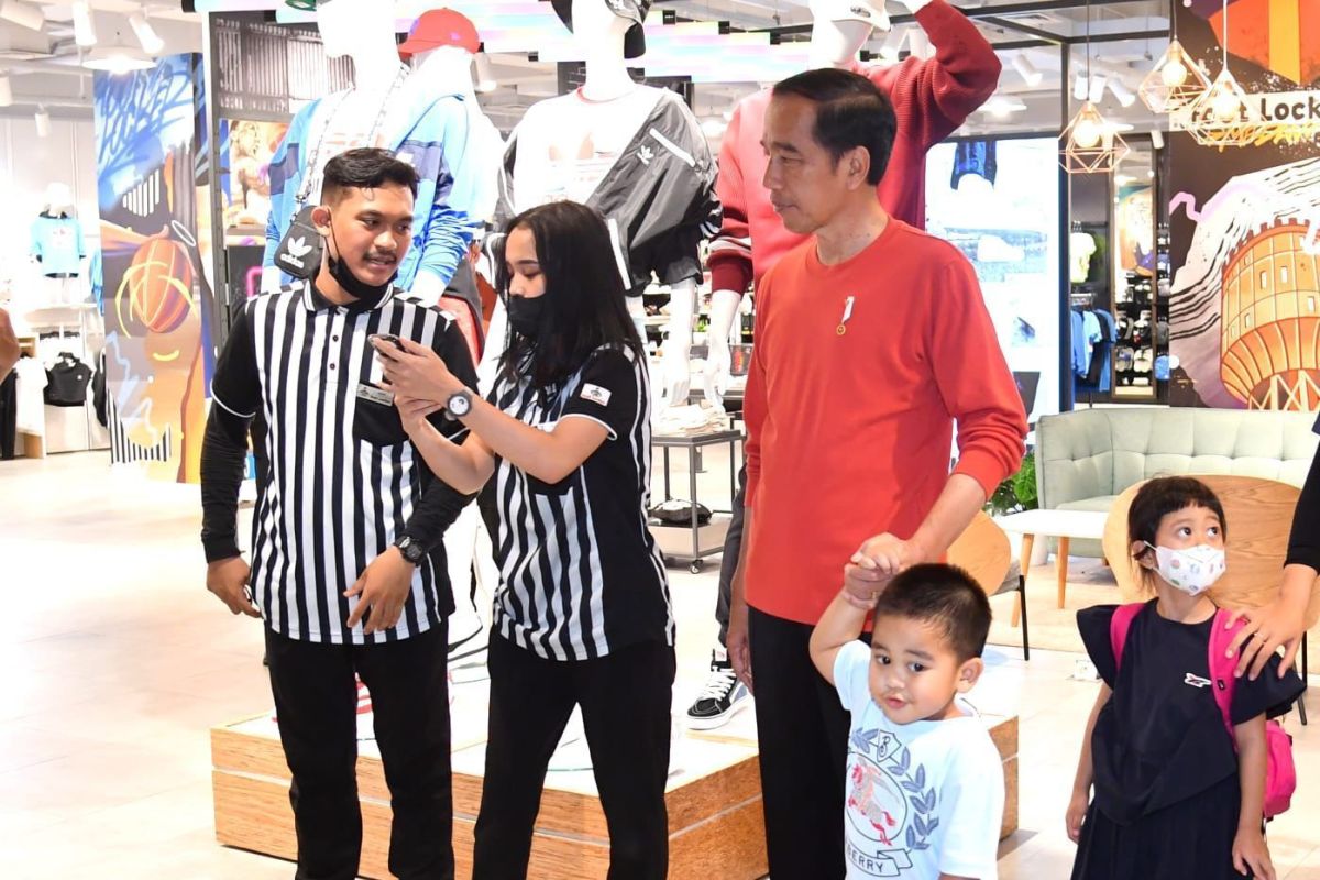 Jokowi dan cucu kunjungi pusat perbelanjaan DeliPark Mall di Medan