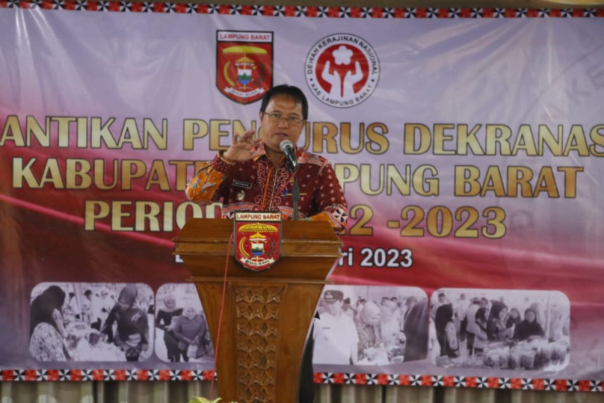 Pejabat Bupati Lampung Barat lantik pengurus Dekranasda