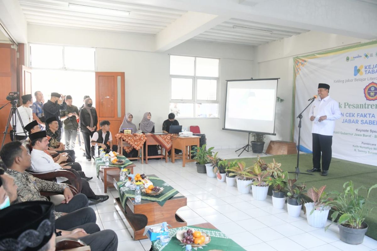 Pemprov kembangkan edukasi anti hoaks di pesantren se-Jawa Barat