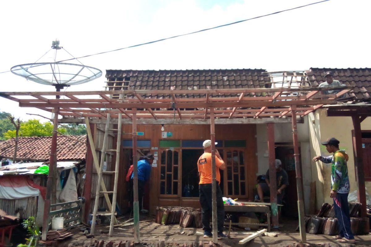 Diterjang puting beliung, puluhan rumah di Situbondo porak-poranda