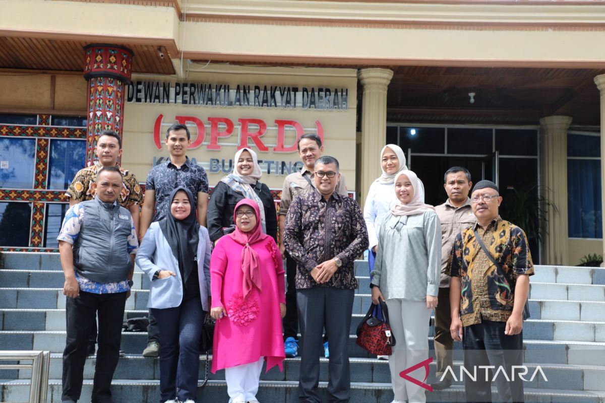 Sekretariat DPRD Provinsi Jabar Kunker ke DPRD Kota Bukittinggi bahas sosialisasi Perda