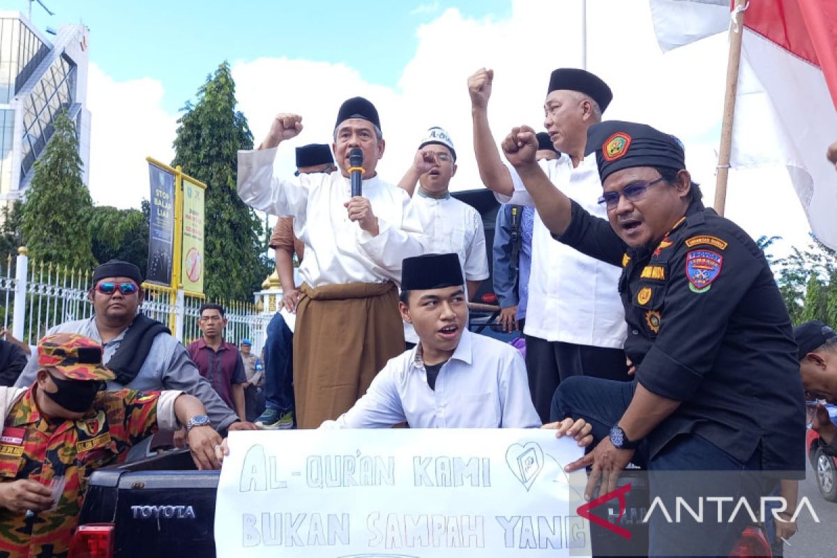 Ratusan masyarakat Riau kecam pembakaran Al-Quran di Swedia