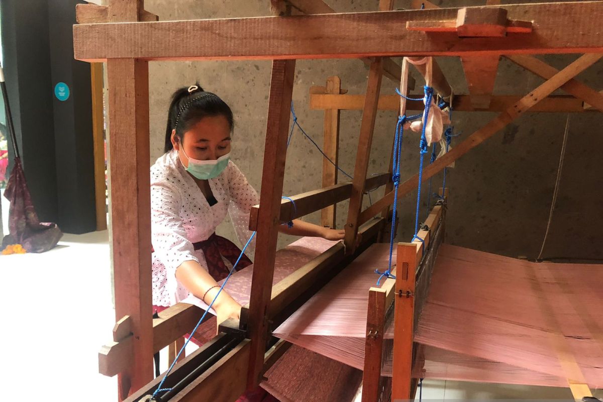 Hotel di Badung pamerkan proses menenun kain endek
