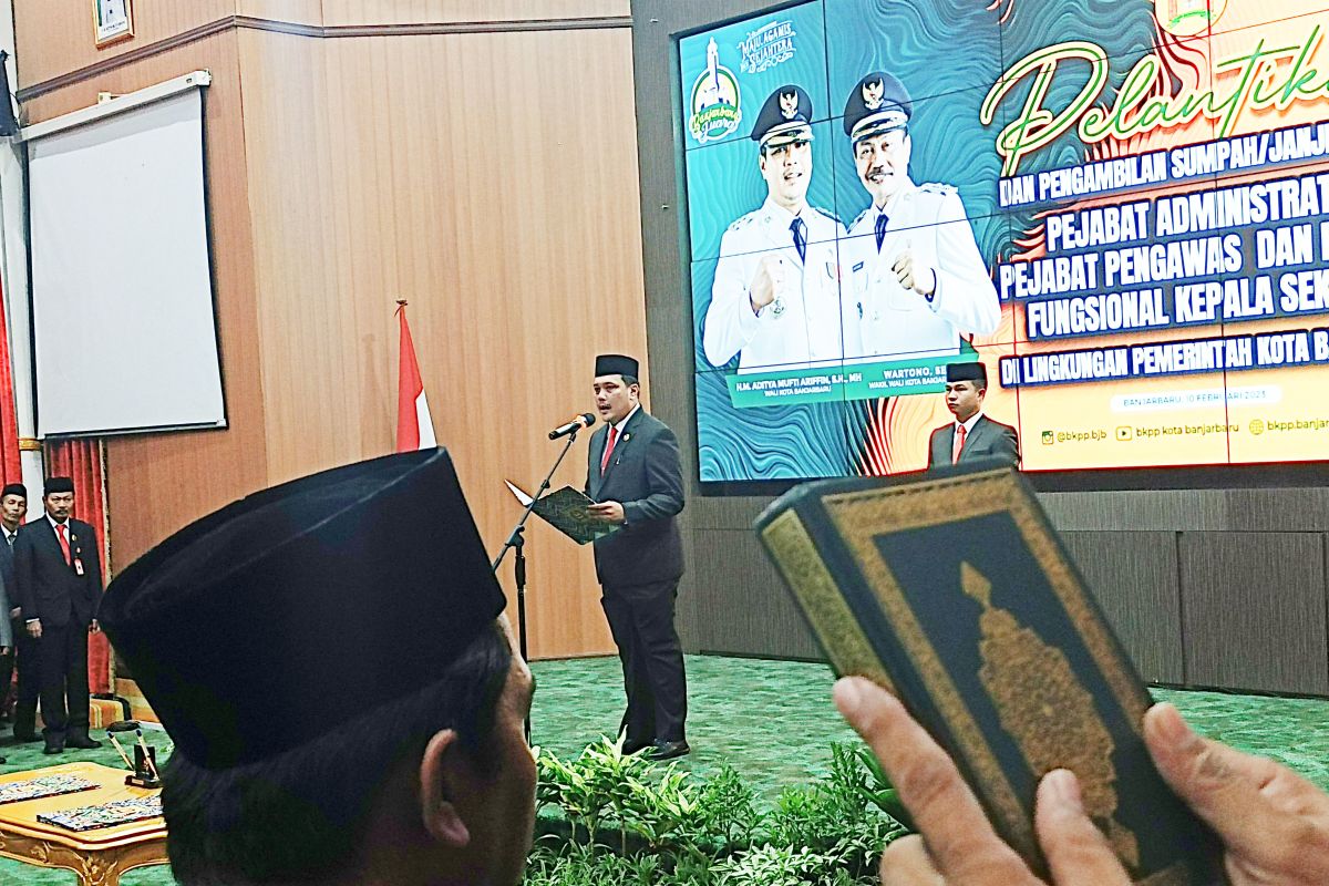Wali Kota Banjarbaru lantik ratusan pejabat dan puluhan kepala sekolah