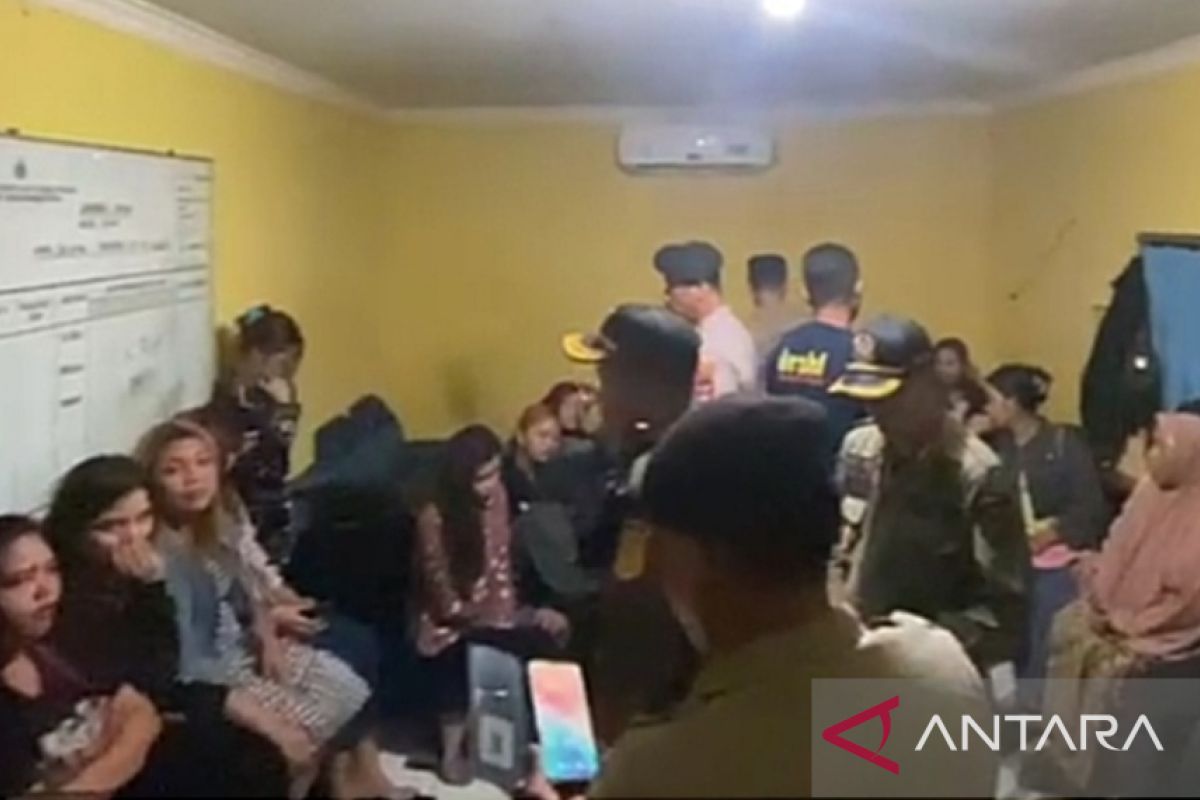 Tim gabungan razia sejumlah warung dan tempat karaoke di Sungai Buluh