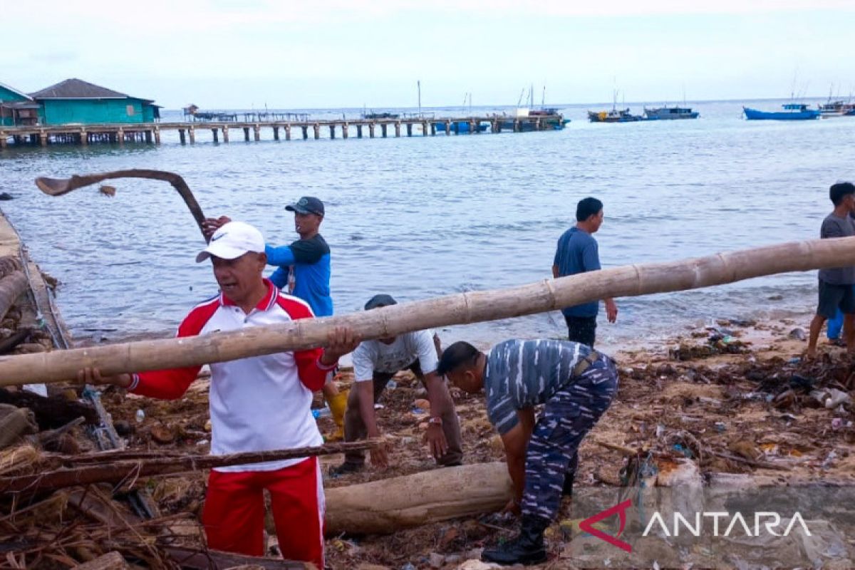 TNI AL bersama warga bersihkan pantai usai angin kencang di Midai Natuna