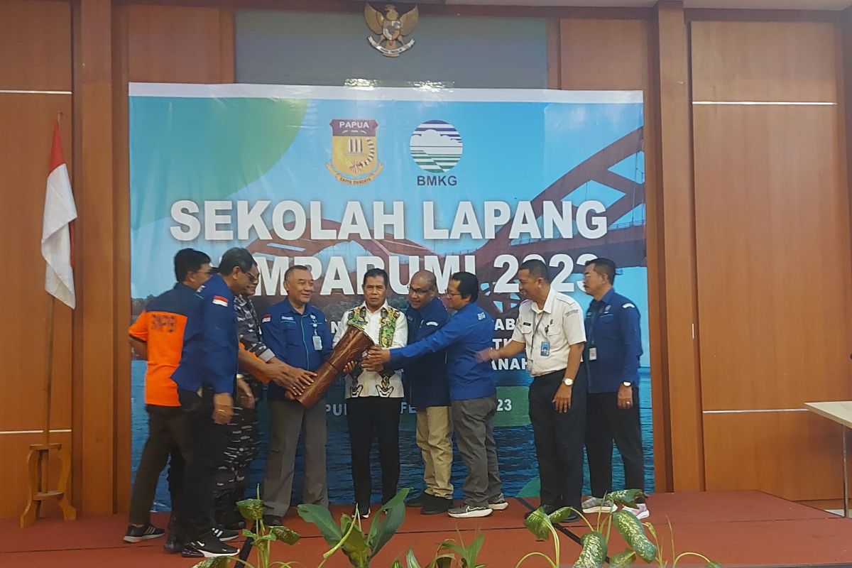 Plh Gubernur Papua harapkan sekolah lapangan BMKG tingkatkan kesiapsiagaan