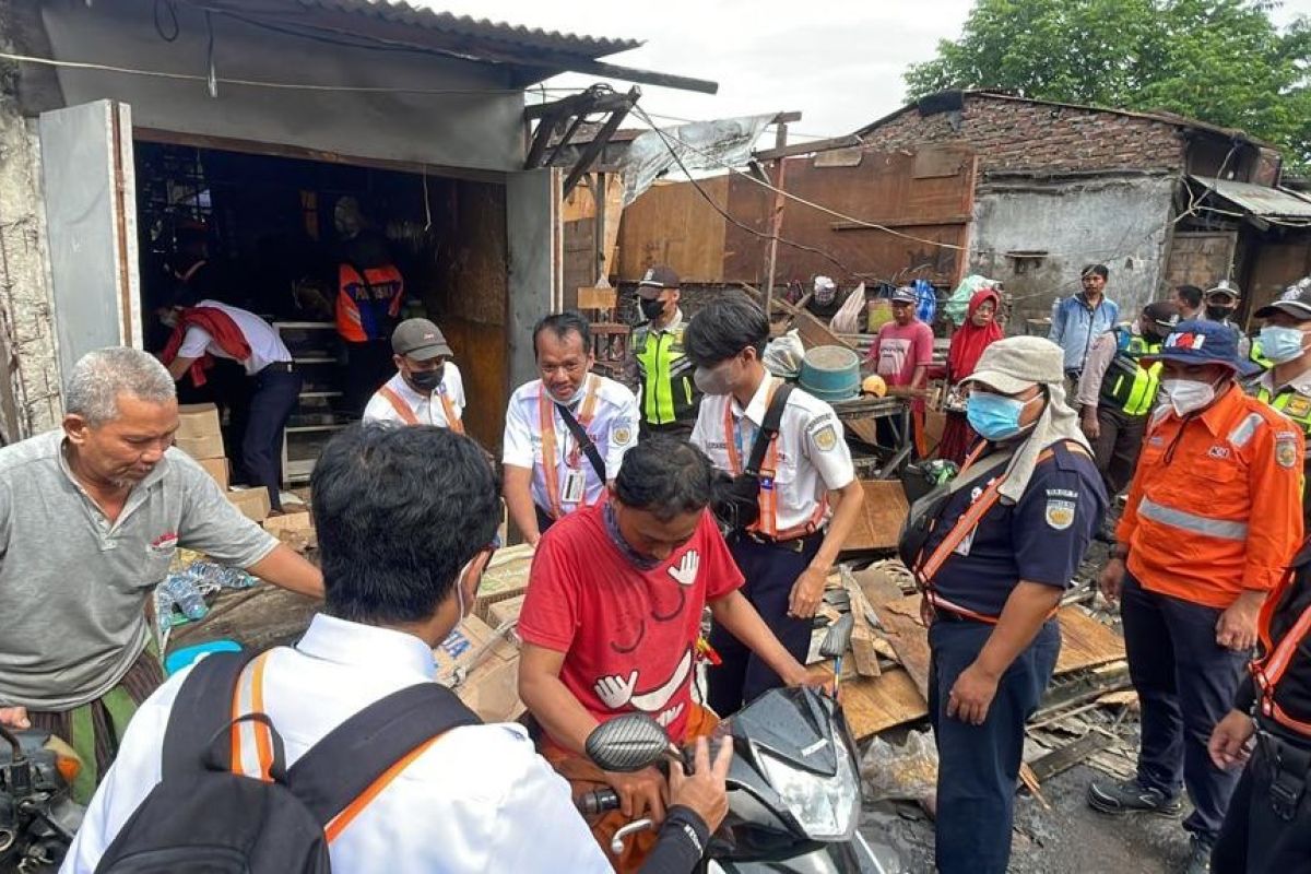 Jaga aset negara, KAI Surabaya bongkar 97 bangunan liar di Bubutan