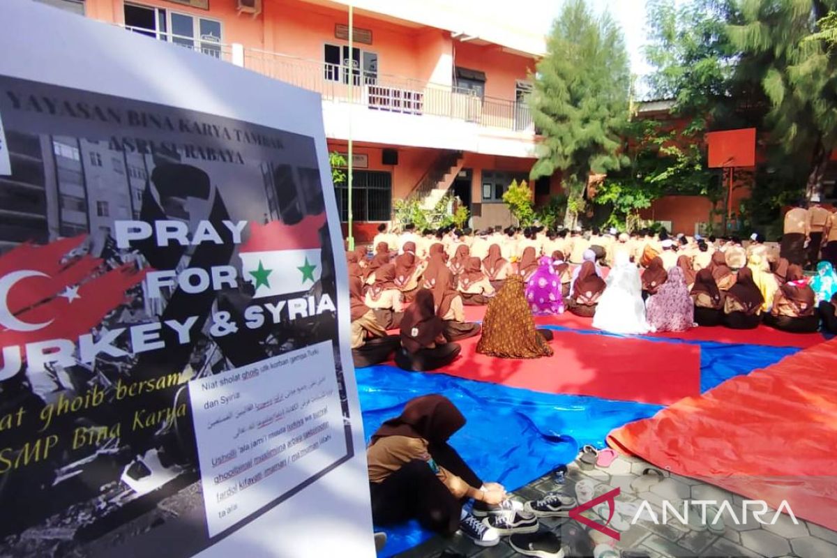 Pelajar di Surabaya shalat gaib dan galang donasi untuk korban gempa Turki-Suriah