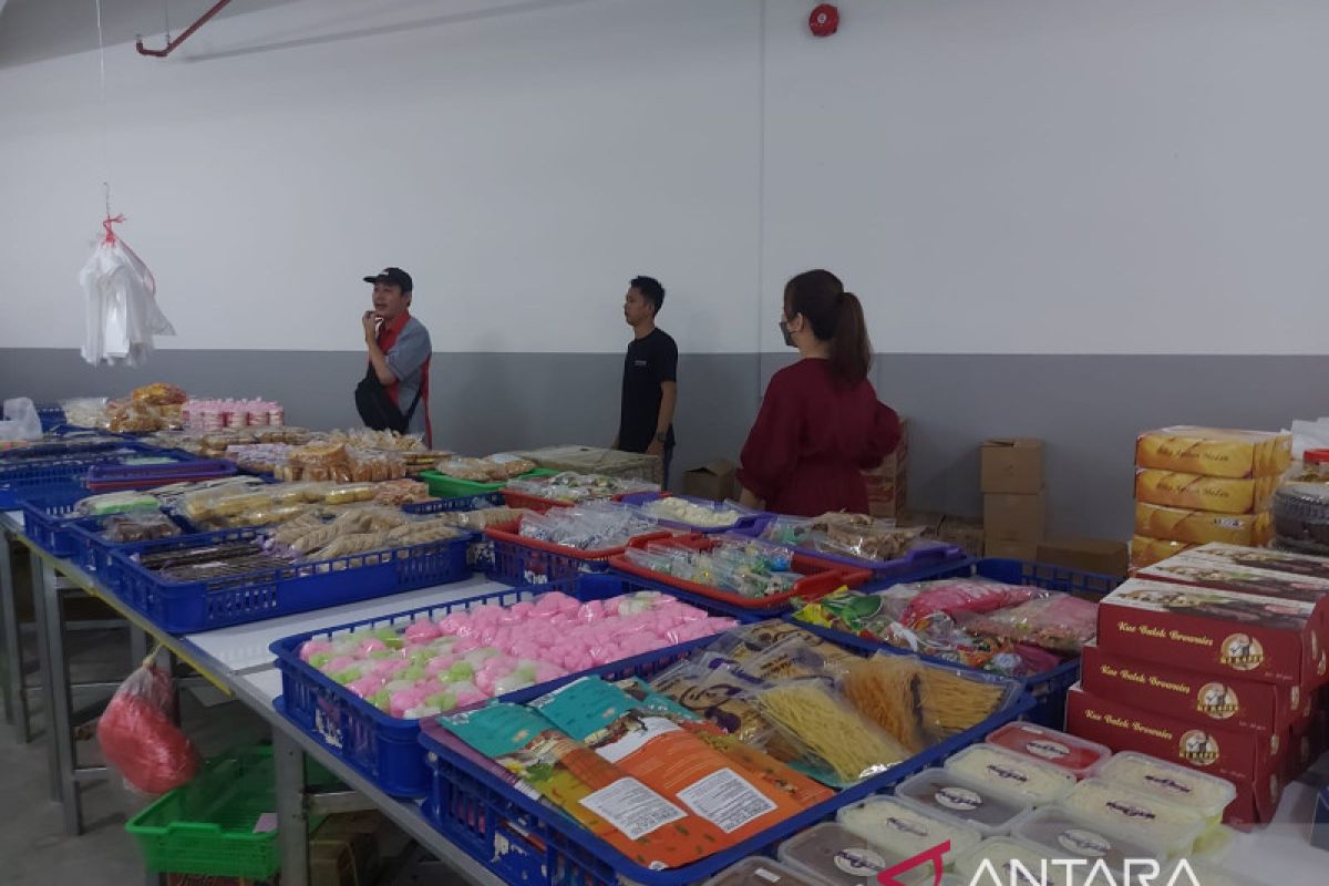 Ratusan pedagang kue subuh direlokasi ke area parkir Senen Jaya