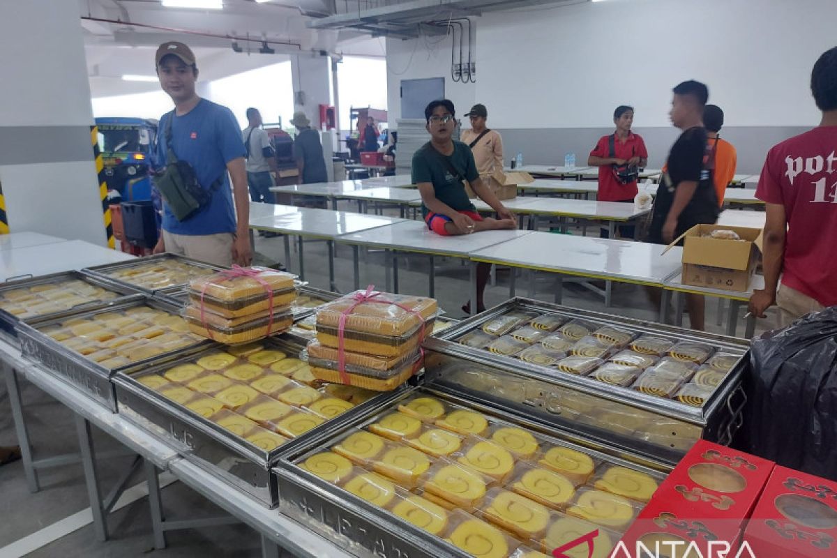 Ratusan pedagang kue tradisional ramaikan Festival Kue Subuh di Senen