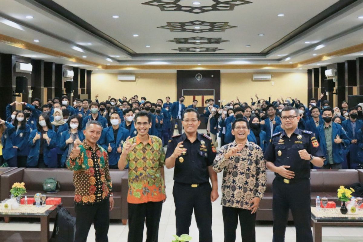 Bea Cukai Tanjung Perak terima kunjungan mahasiswa Undip