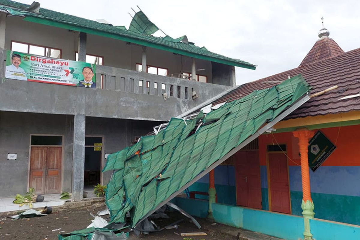 118 bangunan alami kerusakkan akibat puting beliung di Cilacap