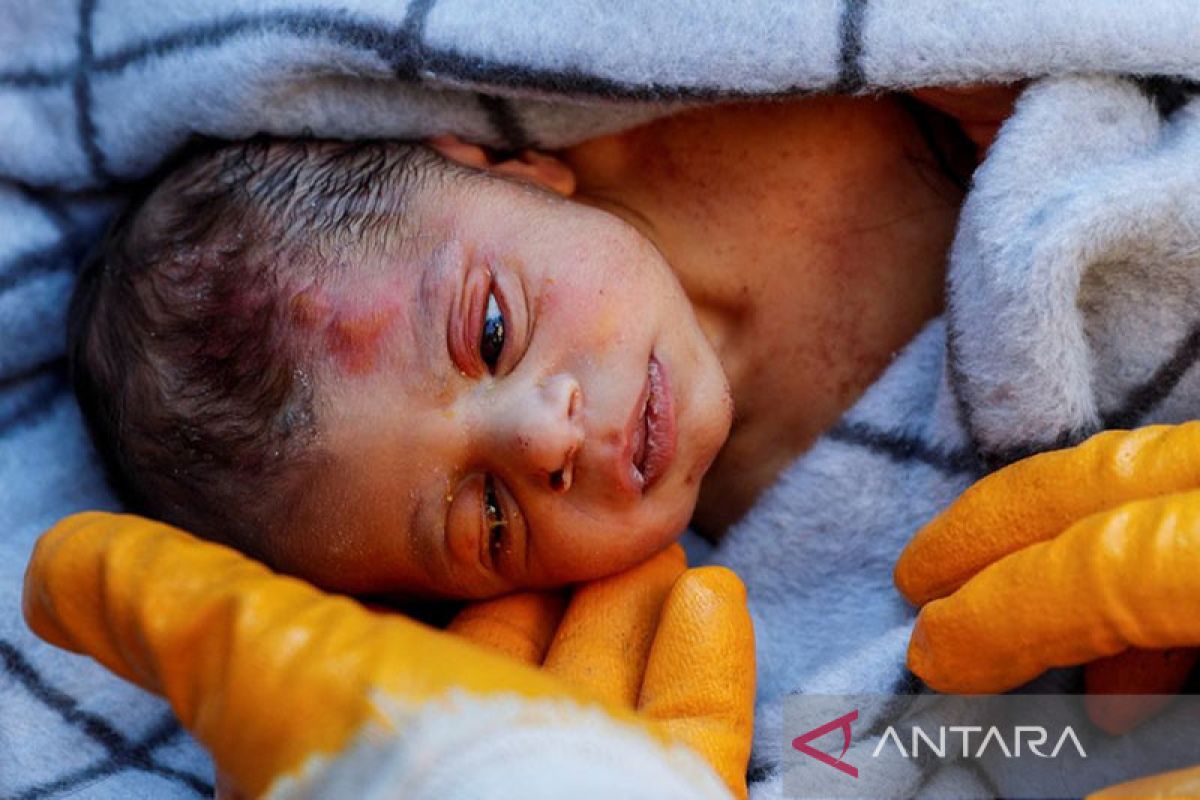 Gempa Turki, bayi dua bulan bertahan 128 jam dibawah puing berhasil diselamatkan
