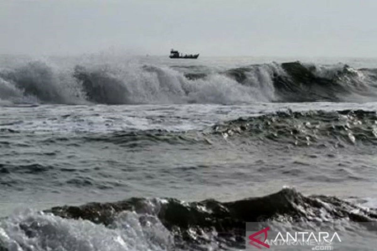 Masyarakat pesisir diimbau waspada potensi gelombang tinggi hingga enam meter