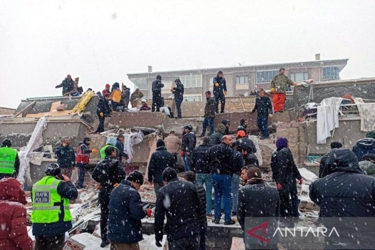 Tim Korsel berhasil selamatkan lima korban dari reruntuhan gempa Turki
