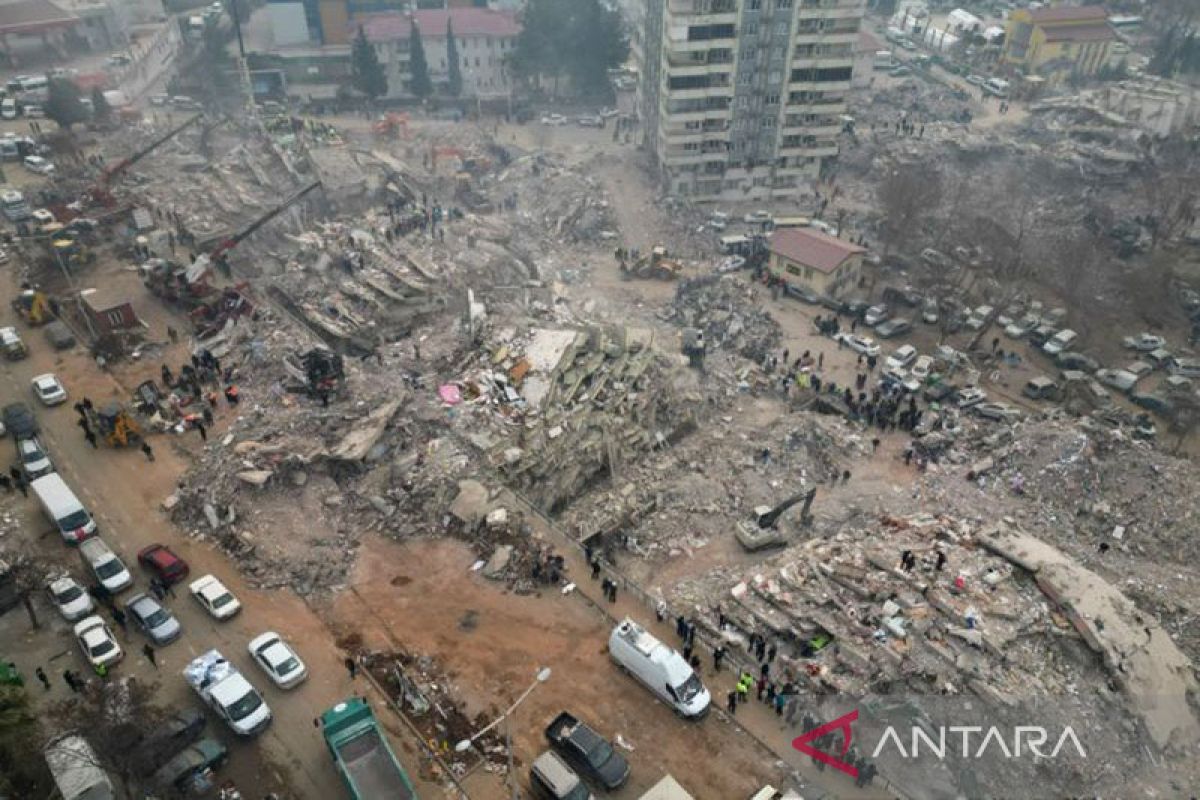 Turki berpacu dengan waktu selamatkan korban gempa