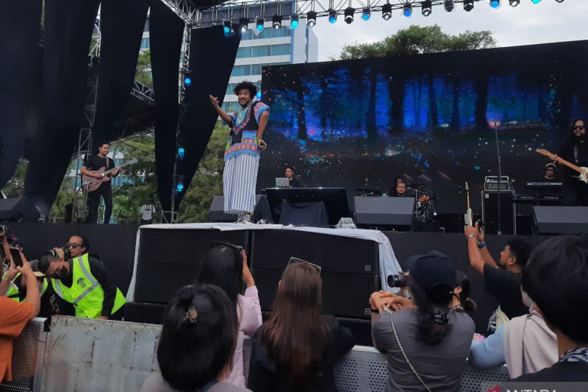 Teddy Adhitya hangatkan sore dengan lagu andalannya "Let Me"