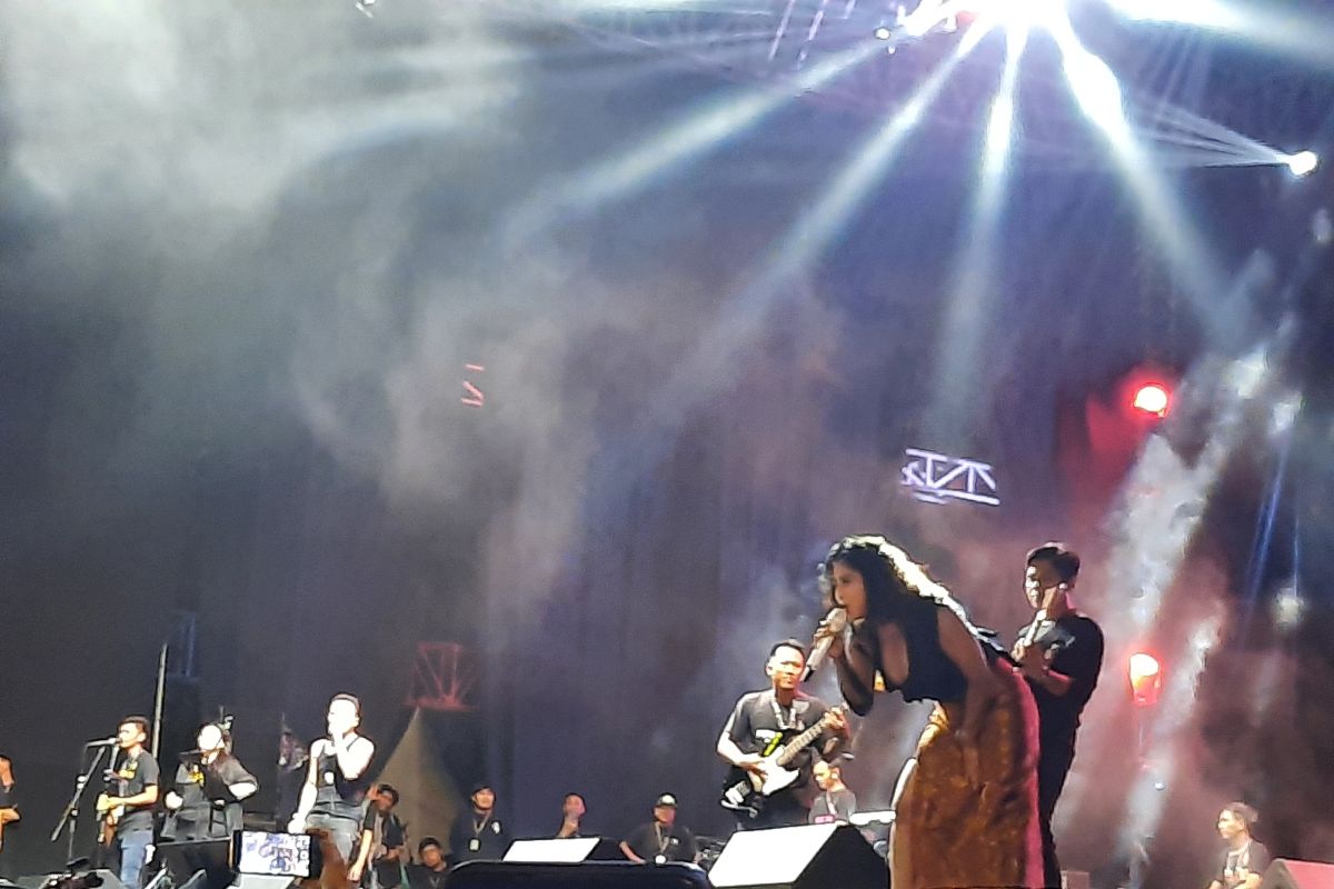 Goyangan Dewi Perssik di panggung Pasar Musik Festival 2023