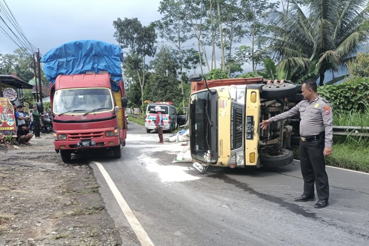 Jalur Malang-Kediri macet, akibat kecelakaan truk pengangkut pupuk