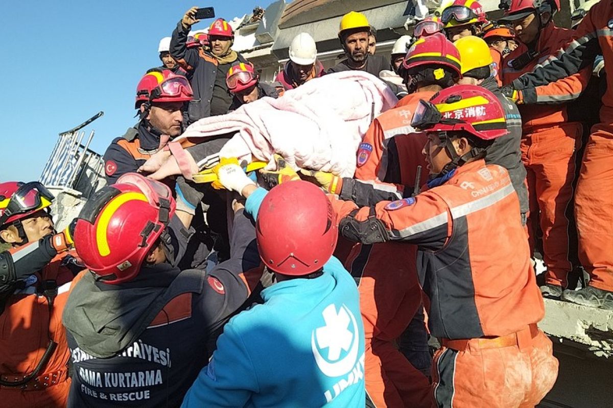 Tim SAR China evakuasi dua korban selamat terdampak gempa Turki